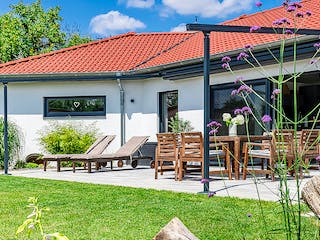 Fertighaus Bungalow Walmdach 158 von LUXHAUS, Bungalow Außenansicht 3