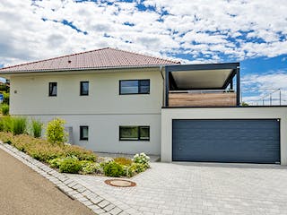 Fertighaus Bungalow Walmdach 226 von LUXHAUS, Bungalow Außenansicht 2