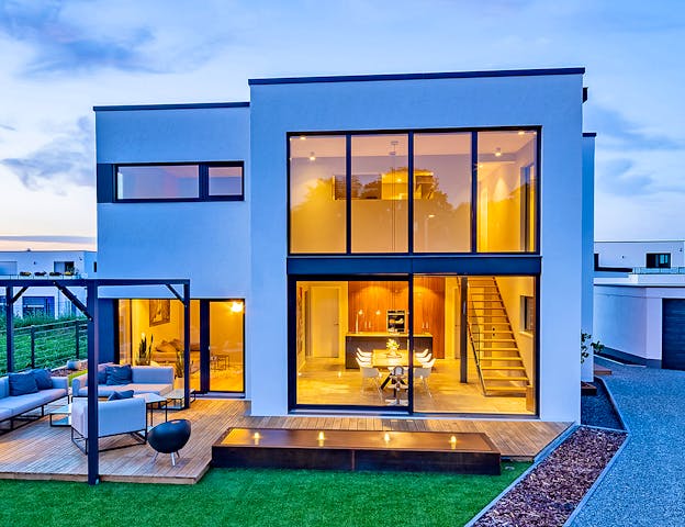 Kubische, kleine Villa mit großer Glasfassade von LUXHAUS