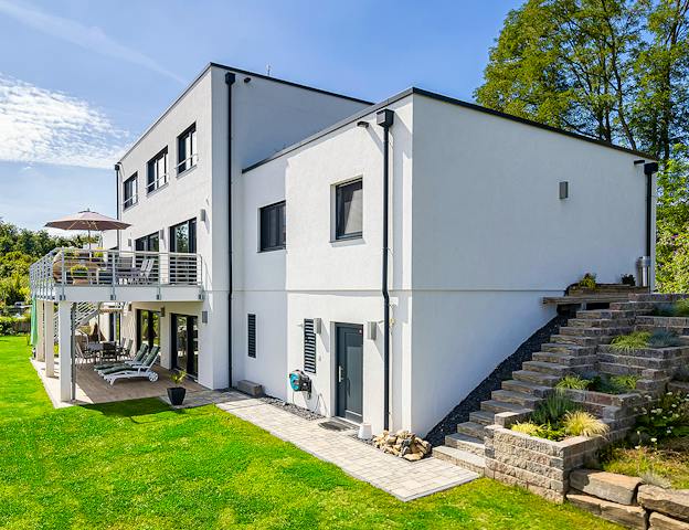 Fertighaus mit Keller in Hanglage von LUXHAUS