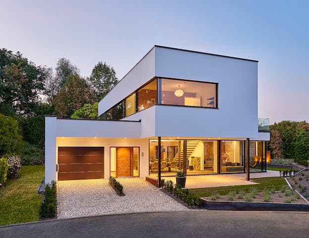 Plusenergie-Luxus-Haus in extravagantem Bauhausstil von LUXHAUS