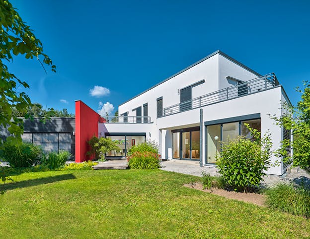 Fertighaus im Bauhausstil mit visuell abgetrenntem Home Office von LUXHAUS