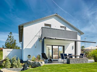 Fertighaus Satteldach Landhaus 143 von LUXHAUS, Satteldach-Klassiker Außenansicht 2