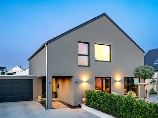 Fertighaus Satteldach Landhaus 162 von LUXHAUS, Satteldach-Klassiker Außenansicht 2