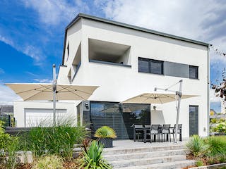 Fertighaus Satteldach Modern 164 von LUXHAUS, Satteldach-Klassiker Außenansicht 1