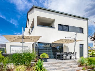 Fertighaus Satteldach Modern 164 von LUXHAUS, Satteldach-Klassiker Außenansicht 1