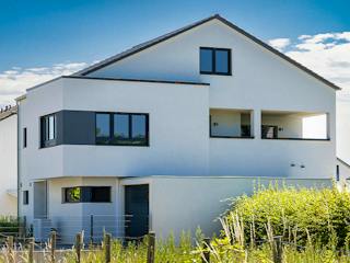 Fertighaus Satteldach Modern 164 von LUXHAUS, Satteldach-Klassiker Außenansicht 3