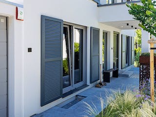 Fertighaus Walmdach 163 von LUXHAUS, Stadtvilla Außenansicht 3