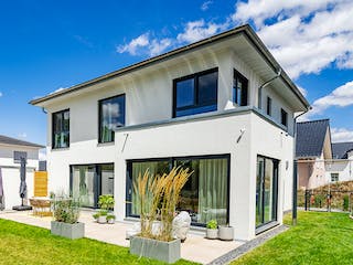 Fertighaus Walmdach 169 von LUXHAUS, Stadtvilla Außenansicht 1