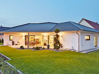 Fertighaus Walmdach 190 von LUXHAUS, Bungalow Außenansicht 2