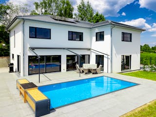 Fertighaus Walmdach 266 von LUXHAUS, Stadtvilla Außenansicht 1
