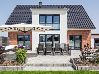 Massivhaus Arnold von Mammen Bauunternehmen, Satteldach-Klassiker Außenansicht 3