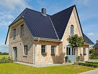 Massivhaus Brede von Mammen Bauunternehmen, Satteldach-Klassiker Außenansicht 1
