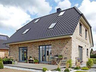 Massivhaus Brede von Mammen Bauunternehmen, Satteldach-Klassiker Außenansicht 2