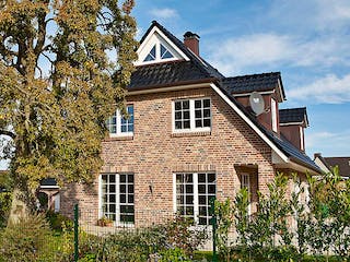 Massivhaus Denker von Mammen Bauunternehmen, Satteldach-Klassiker Außenansicht 2