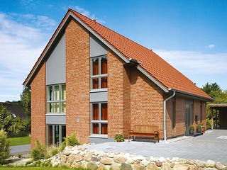 Massivhaus Fischer von Mammen Bauunternehmen, Satteldach-Klassiker Außenansicht 2