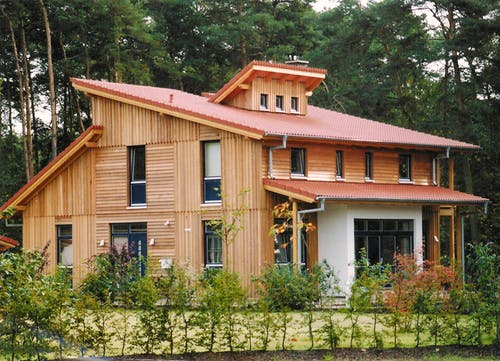 Holzhaus mit waagerechter und senkrechter Holzlattung - Margret (KfW-Effizienzhaus 55) exterior 0