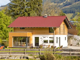 Fertighaus MEDLEY 210 A – Einfamilienhaus mit Holzverschalung von FingerHaus, Satteldach-Klassiker Außenansicht 1