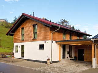 Fertighaus MEDLEY 210 A – Einfamilienhaus mit Holzverschalung von FingerHaus, Satteldach-Klassiker Außenansicht 2
