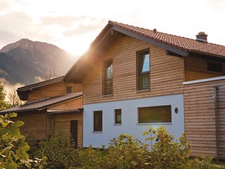 Fertighaus MEDLEY 210 A – Einfamilienhaus mit Holzverschalung von FingerHaus, Satteldach-Klassiker Außenansicht 3