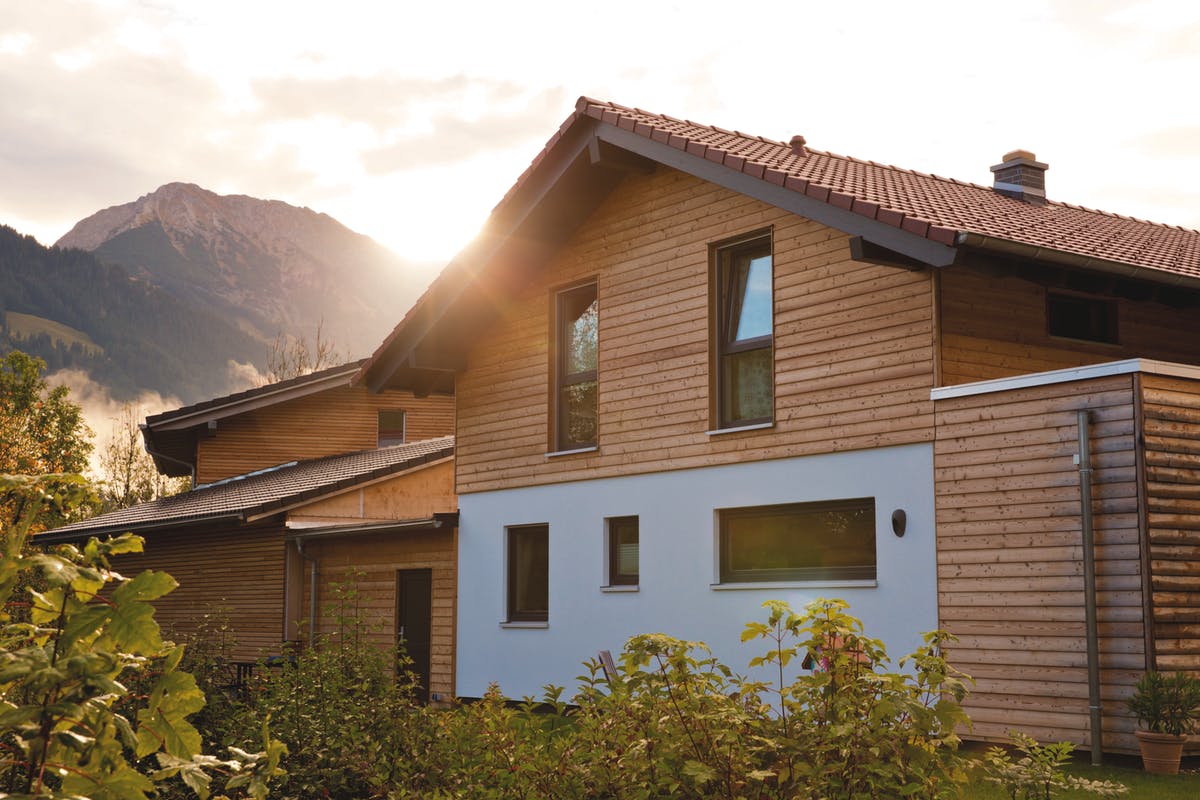 Modernes Blockhaus im alpenländischen Baustil