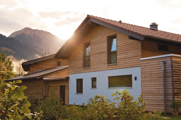 Alpenländisches Haus in Fertigbauweise mit Kombination aus Putz- und Holzfassade