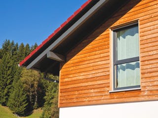 Fertighaus MEDLEY 210 A – Einfamilienhaus mit Holzverschalung von FingerHaus, Satteldach-Klassiker Außenansicht 4