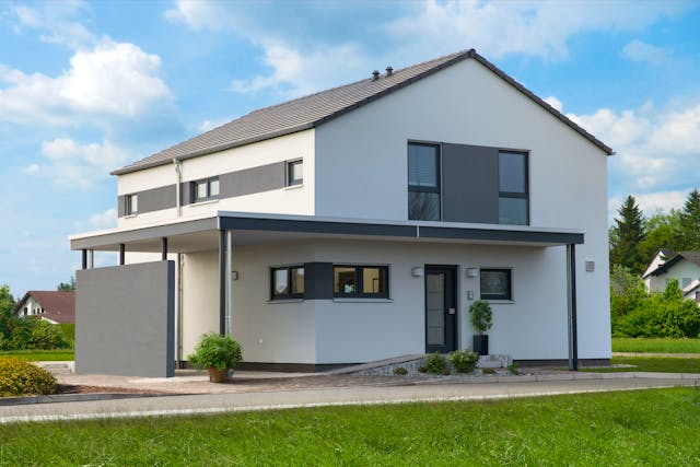 UNGER-Park Werder – Musterhauspark in Brandenburg: Fertighaus mit modernem Satteldach, hohem Kniestock, überdachtem Eingang, Wärmepumpe und Lüftungsanlage mit Wärmerückgewinnung von FingerHaus