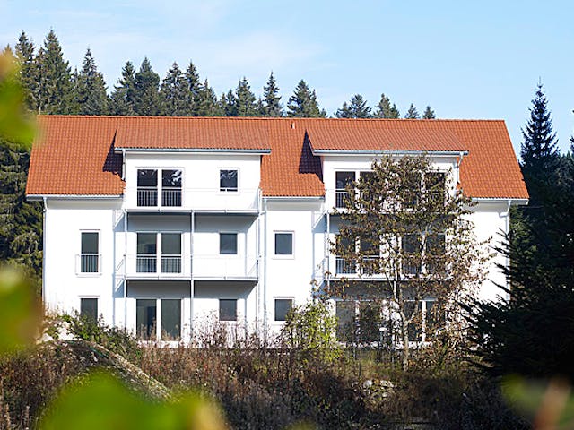 Fertighaus Sonderentwurf Mehrfamilienhaus von Haacke Haus, Satteldach-Klassiker Außenansicht 1