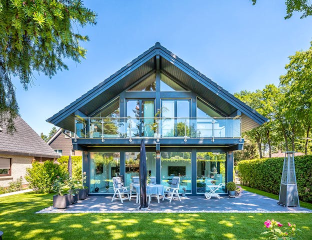 Trendiges Fachwerk-Fertighaus mit breiter Glasfront von Meisterstück-Haus