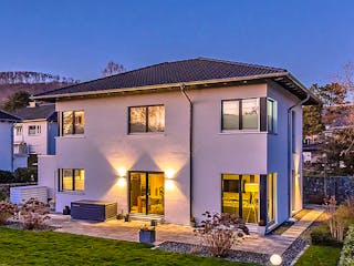 Fertighaus LINEAR-Stadtvilla mit Garage von Meisterstück-HAUS, Stadtvilla Außenansicht 2