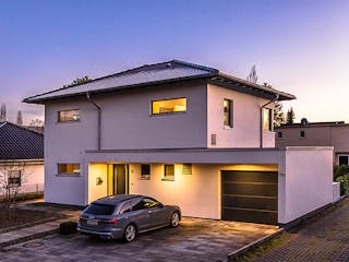 Fertighaus LINEAR-Stadtvilla mit Garage von Meisterstück-HAUS, Stadtvilla Außenansicht 1