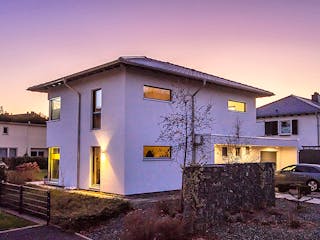 Fertighaus LINEAR-Stadtvilla mit Garage von Meisterstück-HAUS, Stadtvilla Außenansicht 3