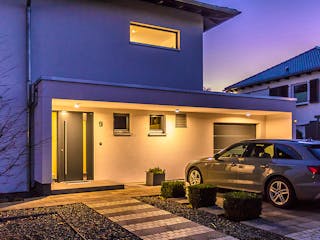 Fertighaus LINEAR-Stadtvilla mit Garage von Meisterstück-HAUS, Stadtvilla Außenansicht 4