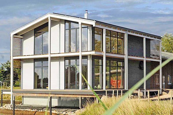 Modernes Haus mit vielen Fenstern von Meldorf Naturbau