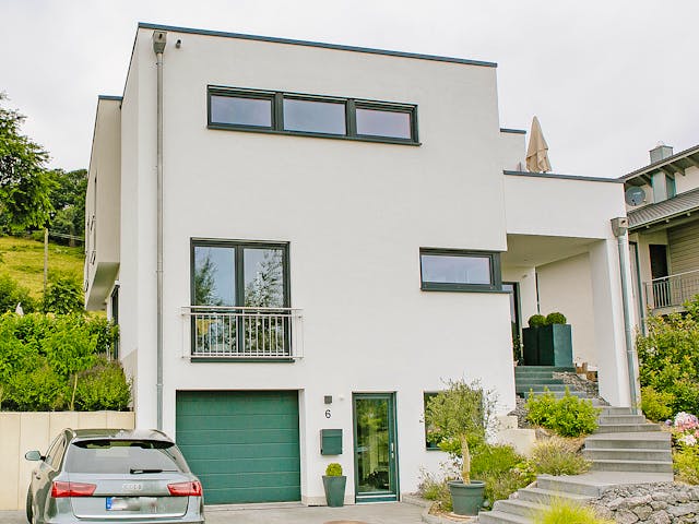 Elegantes Flachdachhaus am Hang