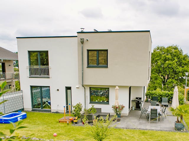 Massivhaus Elegantes Flachdachhaus am Hang von Massivhaus Rhein Lahn, Cubushaus Außenansicht 2