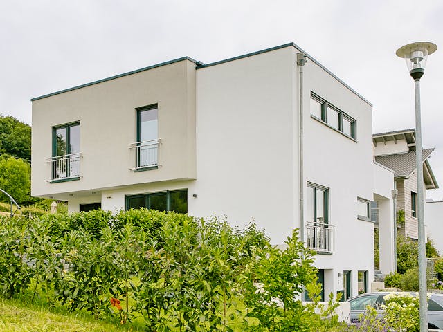 Massivhaus Elegantes Flachdachhaus am Hang von Massivhaus Rhein Lahn, Cubushaus Außenansicht 3