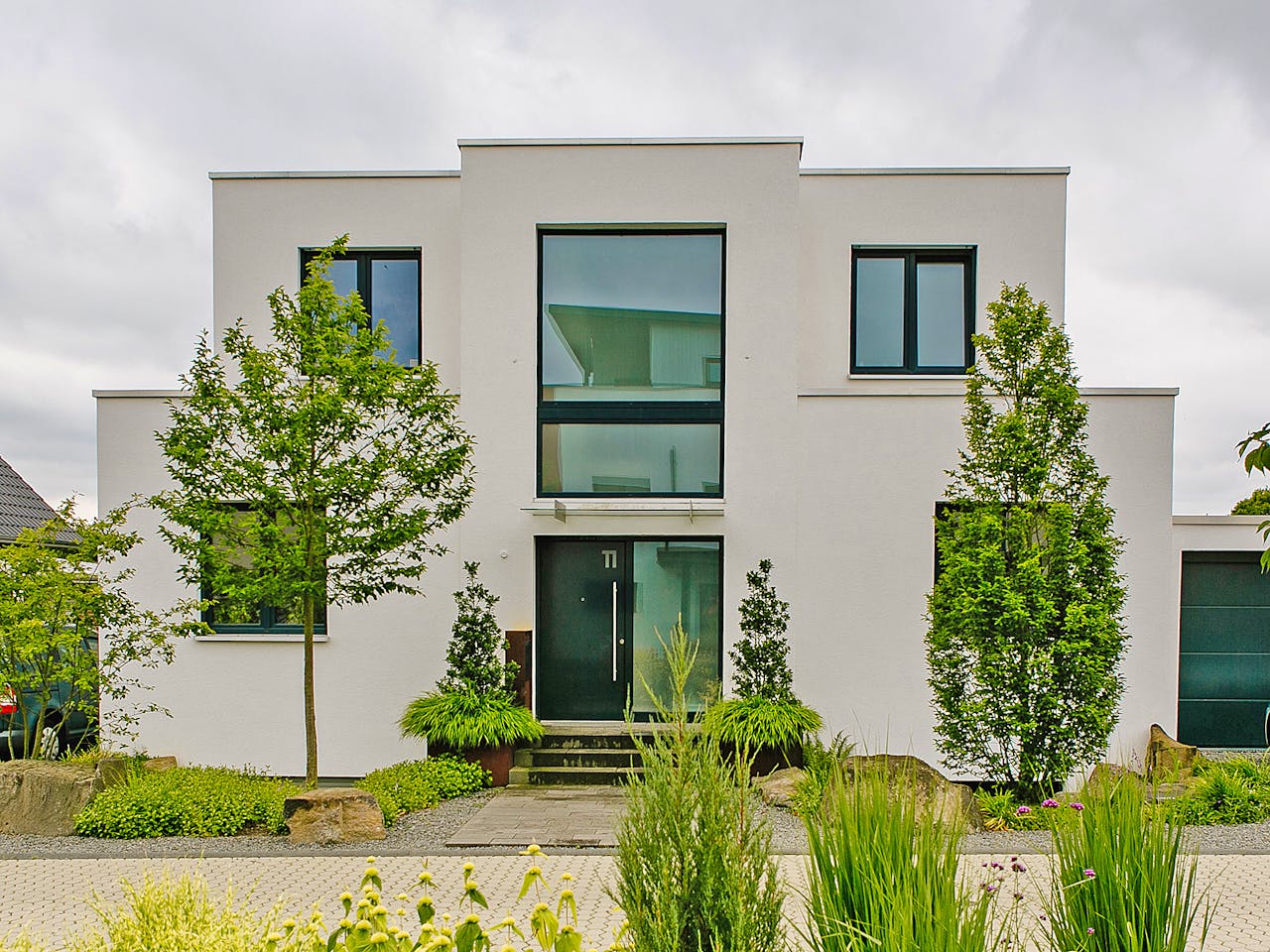 Massivhaus Flachdachhaus mit Wow-Effekt von Massivhaus Rhein Lahn, Cubushaus Außenansicht 1