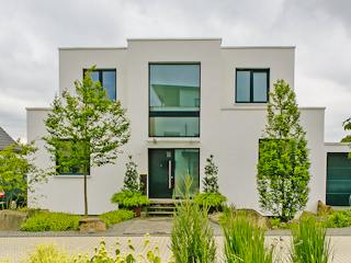 Massivhaus Flachdachhaus mit Wow-Effekt von Massivhaus Rhein Lahn, Cubushaus Außenansicht 1