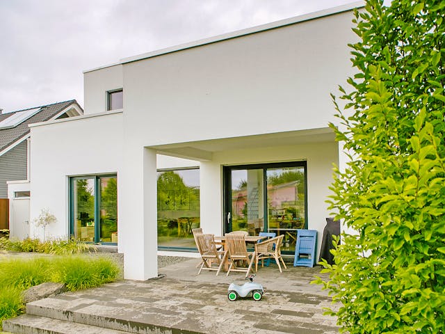 Massivhaus Flachdachhaus mit Wow-Effekt von Massivhaus Rhein Lahn, Cubushaus Außenansicht 2