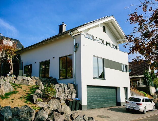 Satteldachhaus am Hang mit Zufahrt unten von Massivhaus Rhein Lahn