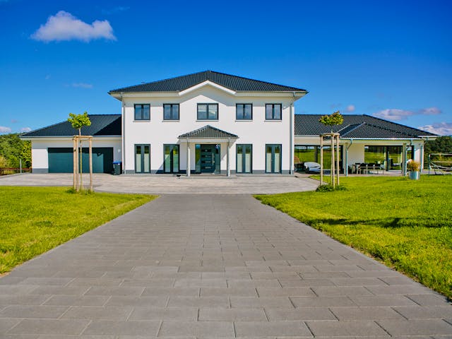 Massivhaus Repräsentativ, luxuriös und mit besonders viel Platz von RheinMassiv Massivhäuser, Stadtvilla Außenansicht 1 Massivhaus Repräsentativ, luxuriös und mit besonders viel Platz von RheinMassiv Massivhäuser, Stadtvilla Außenansicht 1