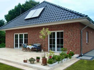 Massivhaus Bungalow Zingst von ROTH MASSIVHAUS Schlüsselfertig ab 333500€, Bungalow Außenansicht 5