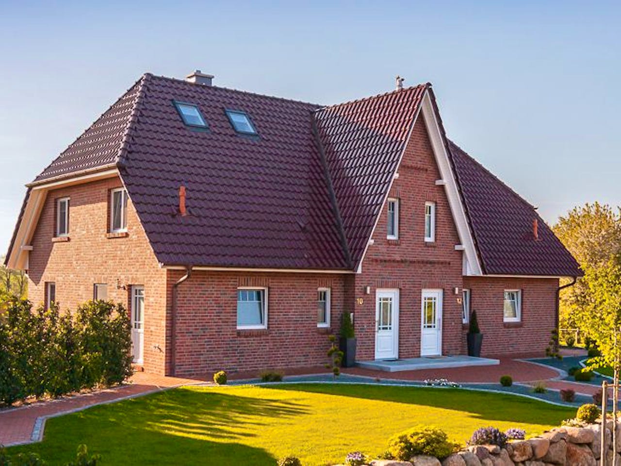 Massivhaus Duo Friesenhaus 130 von ECO System HAUS Schlüsselfertig ab 294500€, Satteldach-Klassiker Außenansicht 1