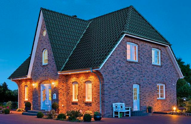Norddeutsches Kapitänshaus mit Krüppelwalmdach und Friesengiebel
