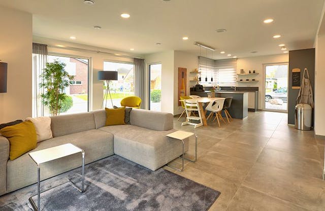 Innenansicht Einfamilienhaus mit Erker und Carport von Living Fertighaus im Musterhauspark Mülheim-Kärlich nahe dem Saarland