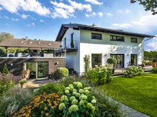 Fertighaus Vitalhaus Bad Endorf von Regnauer Hausbau, Satteldach-Klassiker Außenansicht 2