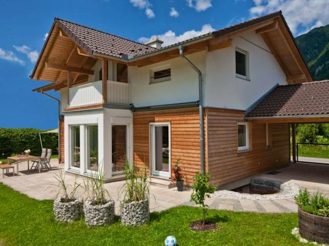 Fertighaus Vitalhaus Bad Reichenhall von Regnauer Hausbau, Satteldach-Klassiker Außenansicht 1