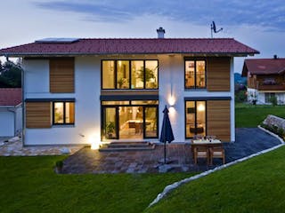 Fertighaus Vitalhaus Bayerisch Gmain von Regnauer Hausbau Schlüsselfertig ab 572475€,  Außenansicht 2